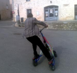 Bernd Preiss fährt auf einem Trikke